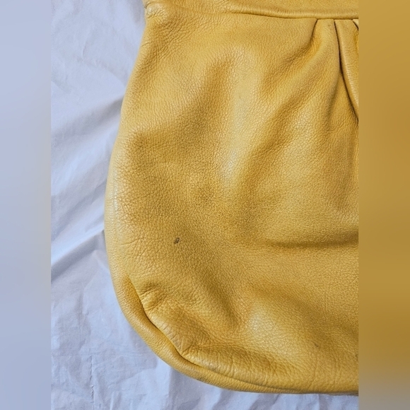 Marc by Marc Jacob Yellow Classic Hobo Leather Hand Bag. - Picture 7 of 17